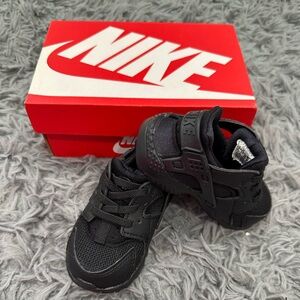Nike Husrache Run Black  Sneakers size 5C